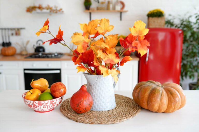 une cuisine avec décors automne