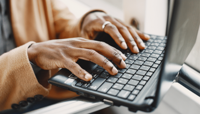 Personne tapant sur un clavier