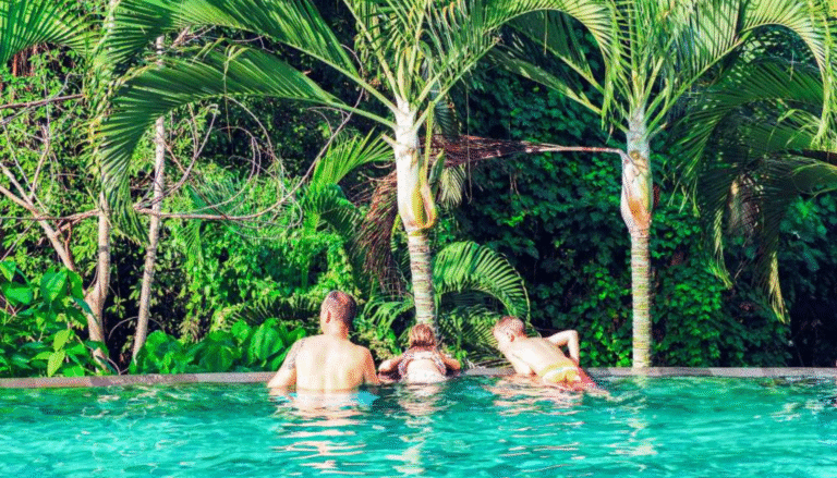 Famille profitant d’une piscine à Bali